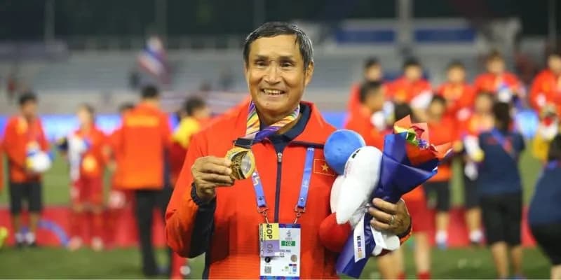 Vinh danh HLV Mai Đức Chung với danh hiệu cao quý Anh hùng Lao động