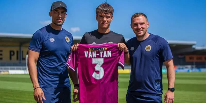 Cầu thủ Việt kiều 18 tuổi nhận vinh dự lớn tại Anh - Alex Van-Tam